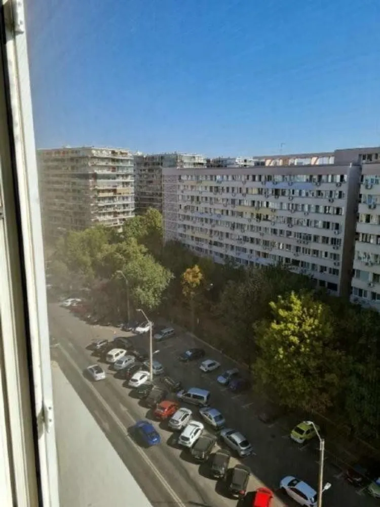 Inchiriez apartament cu 2 camere - Închiriez apartament cu 2 camere decomodat, confort 1, în zona Dristor, bloc anvelopat şi reabilitat, cu suprafaţa utilă 53 mp. Apartamentul se află la 2 min de staţia de metrou Dristor 2. Detalii proprietate: - Decomandat, mobilat si utilat - Compartimentare: 2 camere, 1 baie, bucatarie inchisa, hol, balcon exterior închis - O cameră e amenajată cu pat matrimonial 160/200 cm, aer conditionat, TV - A 2 cameră- canapea extensibilă şi dressing generos - Bucatarie: aragaz, masina spalat vase, detector gaz, frigider, cuptor cu microunde - Baie: cada - Masina spalat rufe LG - Loc parcare lângă intrarea în scară - Bloc 1974, etaj 10/10, lift Pret 500 euro, plata o luna in avans si o luna drept garantie. Contract ANAF.