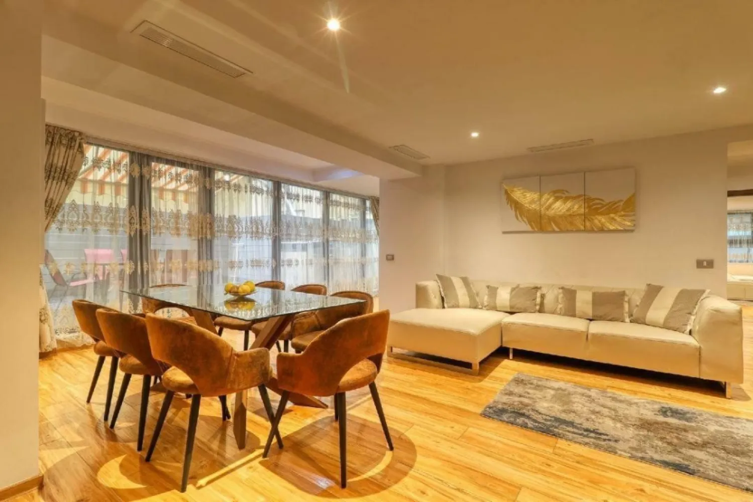 Apartament de lux cu 4 camere , lângă Parcul Herăstrău - Experimentaţi luxul suprem în această proprietate spectaculoasă, cu 4 camere spaţioase, 3 băi moderne şi un dressing elegant, întinsă pe o suprafaţă generoasă de 150 mÂ˛, la doar 5 minute de Parcul Herăstrău. Combinând rafinamentul unui design interior de excepţie cu cele mai înalte standarde de confort, acest apartament este o adevărată oază de stil şi relaxare. Vă veţi bucura de o terasă privată impresionantă de 60 mÂ˛, accesibilă din fiecare dormitor, oferindu-vă un spaţiu exclusiv şi intim. Situată într-o zonă de elită, proprietatea vă oferă nu doar acces facil la Parcul Herăstrău, ci şi la cele mai selecte restaurante, atracţii premium şi o viaţă urbană la cele mai înalte standarde. În complex, beneficiaţi de securitate non-stop şi facilităţi de top, precum restaurante, saloane de coafură, o sală de fitness ultramodernă şi o piscină destinată tuturor vârstelor. În plus, cele mai prestigioase şcoli private sunt situate în imediata apropiere. Din cauza restricţiilor privind numărul de imagini, nu am putut publica toate fotografiile proprietăţii. Pentru detalii suplimentare şi o experienţă completă, vă invit să mă contactaţi direct la numărul . Această oportunitate rară este exact ce căutaţi pentru un stil de viaţă exclusivist!