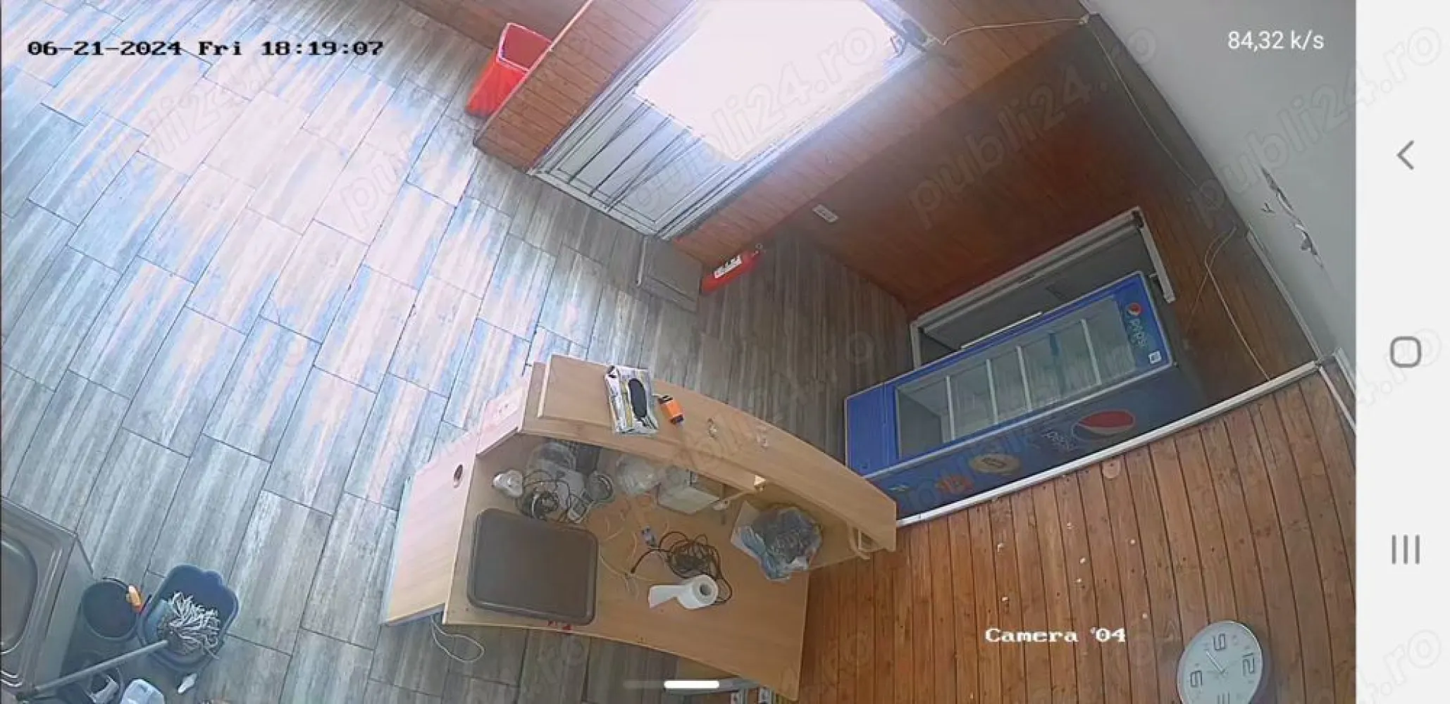 spatiu de inchiriat - Locatia se afla chiar vizavi de intrarea in noul patinoar, care se va deschide in curand. Suprafata totala de 300 mp, deschidere 11mp, sunt doua corpuri de cladiri (44mp si 75mp), plus terasa, inainte a fost un fast food 150mp (75mp spatiul+75mp terasa). Se poate inchiria partial, doar partea din fata de 150 mp, spatiu+terasa, dar și toată suprafata .Se pot face modificari, spatiu, terasa, in functie de necesitatea activitatii pe care o veti presta.