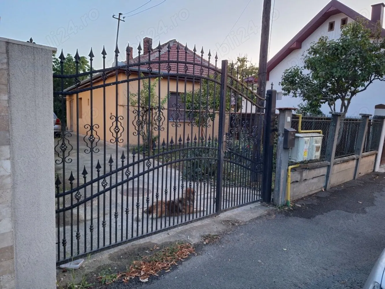 Casa Str. Liviu Rebreanu, zona Titulescu - Agenția BRASADAS vinde casa constructie veche dar ocupabila pe un teren de aproximativ 473mp, ingradit. Racordata la toate utilitatile cu intrare auto, curte betonata partial, in spate gradina. 2 camere + camara, spais. Pentru mai multe oferte accesați www.brasadas.com.
