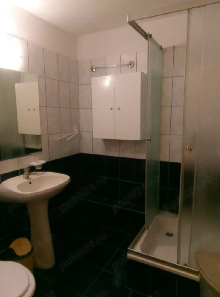 Ap. 2 cam. de inchiriat 54 mp Et.2 Ion Mihalache colt cu Turda - Agentia Europa inchiriaza un apartament 2 camere cu o suprafata de 54 mp , luminos si linistit Ion Mihalache ( 1 Mai) colt cu Turda. Apartamentul este situat intr- o zona de interes, cu multe facilitati datorita pozitiei, la 8 minute de parcul Herastrau si 5 minute de Piata Victoriei, cu acces facil la transportul public (tramvaie 41,45, 24 autobuze 3 ), la piete, magazine, banci, scoli, centre comerciale. Apartamentul este recent zugravit, beneficiaza de lumina naturala pe tot parcursul zilei, este semidecomandat, are suprafata totala de 54 mp, este situat la etajul 2 /10, cu vedere spre spatele blocului, iar intretinerea este rezonabila. Blocul are structura de beton , este reabilitat, linistit si curat. Este bine structurat, cu spatiul folosit in mod optim, fiind compus din compus din living, dormitor, bucatarie, baie, 2 holuri, balcon. Apartamentul este complet mobilat . . Multe spatii de depozitare, fiind dotat cu frigider, aragaz, masina de spalat, doua aparate aer conditionat. Apartamentul este potrivit pentru o familie care lucreaza in zona sau in Piata Victoriei, in zona Expozitiei, in centru.