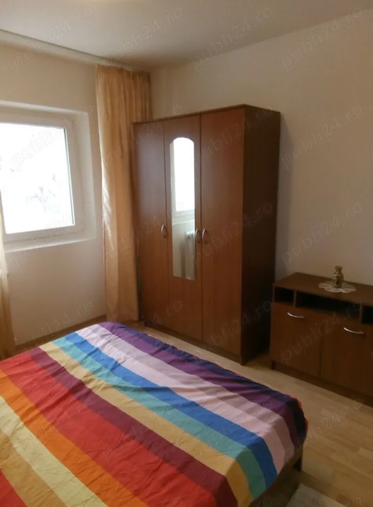 Ap. 2 cam. de inchiriat 54 mp Et.2 Ion Mihalache colt cu Turda - Agentia Europa inchiriaza un apartament 2 camere cu o suprafata de 54 mp , luminos si linistit Ion Mihalache ( 1 Mai) colt cu Turda. Apartamentul este situat intr- o zona de interes, cu multe facilitati datorita pozitiei, la 8 minute de parcul Herastrau si 5 minute de Piata Victoriei, cu acces facil la transportul public (tramvaie 41,45, 24 autobuze 3 ), la piete, magazine, banci, scoli, centre comerciale. Apartamentul este recent zugravit, beneficiaza de lumina naturala pe tot parcursul zilei, este semidecomandat, are suprafata totala de 54 mp, este situat la etajul 2 /10, cu vedere spre spatele blocului, iar intretinerea este rezonabila. Blocul are structura de beton , este reabilitat, linistit si curat. Este bine structurat, cu spatiul folosit in mod optim, fiind compus din compus din living, dormitor, bucatarie, baie, 2 holuri, balcon. Apartamentul este complet mobilat . . Multe spatii de depozitare, fiind dotat cu frigider, aragaz, masina de spalat, doua aparate aer conditionat. Apartamentul este potrivit pentru o familie care lucreaza in zona sau in Piata Victoriei, in zona Expozitiei, in centru.