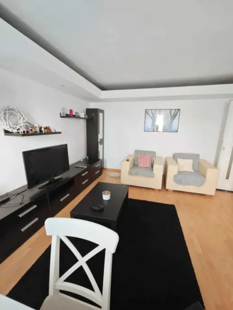 Apartament 2 cam. de inchiriat 60 mp Et. 4 Zona Aviatiei - Agentia Europa inchiriaza un apartament sde 2 camere cu o suprafata de 60 mp ,(incluzand si un balcon inchis cu termopan) situat in zona Aviatiei, intr-o zona ferita de zgomotul urban, dar aproape de metrou (7 min de mers pe jos) si de zona de birouri. Statia de STB (335, 330) se afla la 5 min de mers pe jos. In apropiere se gasesc o serie de supermarketuri: Mega Image, Lidl, dar si farmacii, cafenele, restaurante, Promenada Mall, Clinica Ponderas, Parcul Herastrau. In fata blocului se afla un mic supermarket de cartier, iar zona este bogata in vegetatie. Apartamentul este recent igienizat, dispune de boiler, si vine complet mobilat si utilat cu toate electrocasnicele necesare. Locurile de parcare sunt la liber! Blocul este construit in 1987, este reabilitat termic, scara este curata, iar vecinii sunt linistiti si isi achita lunar intretinerea, astfel ca niciodata nu exista restantieri, intrucat administratorul se ocupa indeaproape de buna functionare a acestuia! Modalitatea de plata la semnarea contractului: 1 luna avans + 1 luna garantie. Contractul se inregistreaza la ANAF! Nu sunt acceptate animale de companie!