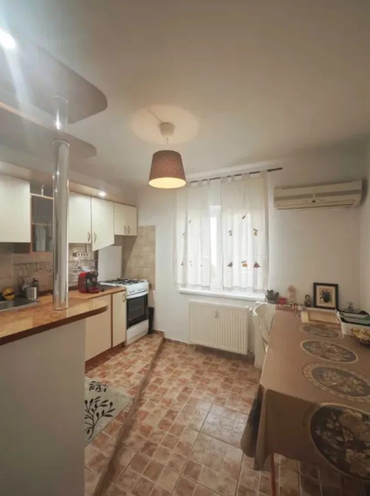 Apartament 2 cam. de inchiriat 60 mp Et. 4 Zona Aviatiei - Agentia Europa inchiriaza un apartament sde 2 camere cu o suprafata de 60 mp ,(incluzand si un balcon inchis cu termopan) situat in zona Aviatiei, intr-o zona ferita de zgomotul urban, dar aproape de metrou (7 min de mers pe jos) si de zona de birouri. Statia de STB (335, 330) se afla la 5 min de mers pe jos. In apropiere se gasesc o serie de supermarketuri: Mega Image, Lidl, dar si farmacii, cafenele, restaurante, Promenada Mall, Clinica Ponderas, Parcul Herastrau. In fata blocului se afla un mic supermarket de cartier, iar zona este bogata in vegetatie. Apartamentul este recent igienizat, dispune de boiler, si vine complet mobilat si utilat cu toate electrocasnicele necesare. Locurile de parcare sunt la liber! Blocul este construit in 1987, este reabilitat termic, scara este curata, iar vecinii sunt linistiti si isi achita lunar intretinerea, astfel ca niciodata nu exista restantieri, intrucat administratorul se ocupa indeaproape de buna functionare a acestuia! Modalitatea de plata la semnarea contractului: 1 luna avans + 1 luna garantie. Contractul se inregistreaza la ANAF! Nu sunt acceptate animale de companie!