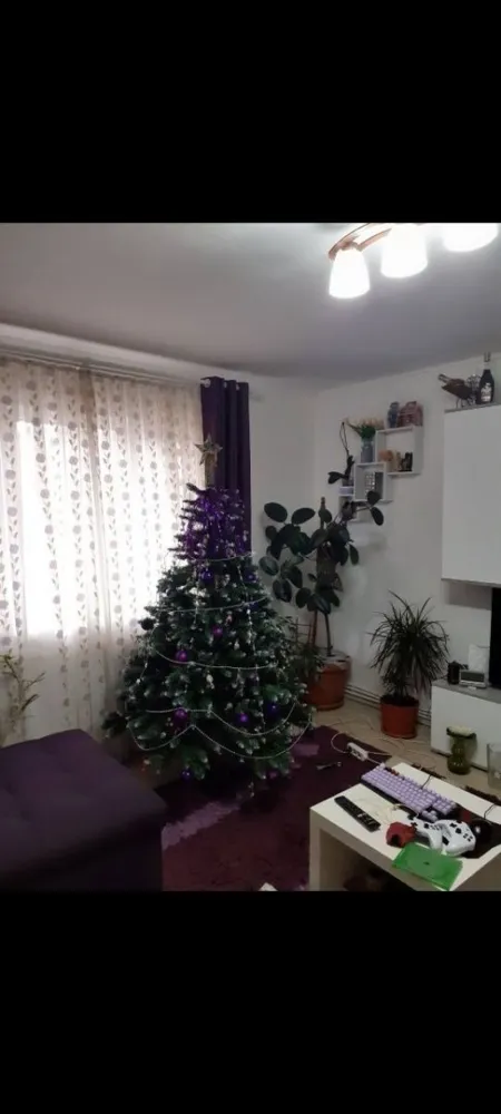 Vind apartament , - Vând ap 3 camere micro 16 str sanatatii linga CBA decomandat parter înalt mobilat in septembrie inst electrica noua ,1 baie,una modificată,bucătărie modificată,centrala noua în garanție,termopane,etc posibilitate de a avea 2 beciuri uscate betonate,bloc din cărămidă,uscător de haine la toate geamurile. Nr telf 07******08.ap se vinde mobilat.negociabil ,se poate și la schimb cu 2 cam plus diferența.. la schimb micro 16 ,Carpați 2.parter.