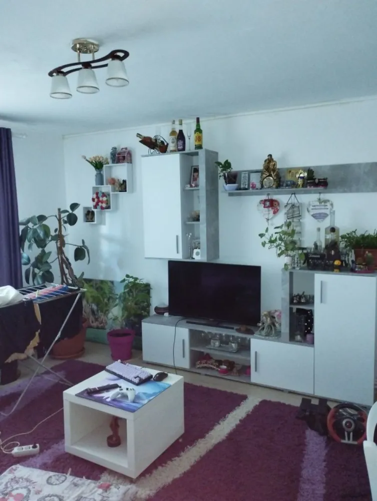 Vind apartament , - Vând ap 3 camere micro 16 str sanatatii linga CBA decomandat parter înalt mobilat in septembrie inst electrica noua ,1 baie,una modificată,bucătărie modificată,centrala noua în garanție,termopane,etc posibilitate de a avea 2 beciuri uscate betonate,bloc din cărămidă,uscător de haine la toate geamurile. Nr telf 07******08.ap se vinde mobilat.negociabil ,se poate și la schimb cu 2 cam plus diferența.. la schimb micro 16 ,Carpați 2.parter.