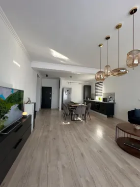Vând apartament cu trei camere