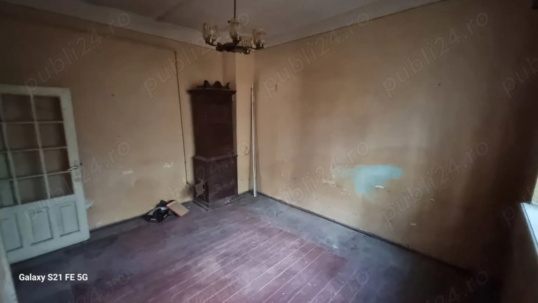 Ag BRASADAS vinde casă cu 2 apart. Calea Călărașilor Coposu. - Agenția BRASADAS vinde urgent casa cu 2 apartamente(3 si 2 cam.), situata ultracentral, Coposu-Mantuleasa. Suprafata parter -105 mp si 2 camere mari la etaj. Garaj si magazie in curte,cca.30 mp,curte-semiamenajata,mare. Casa are toate utilitatile,si necesita renovare,prețul chirie 1000 euro pe luna. In curte se mai afla o familie,supercivilizata