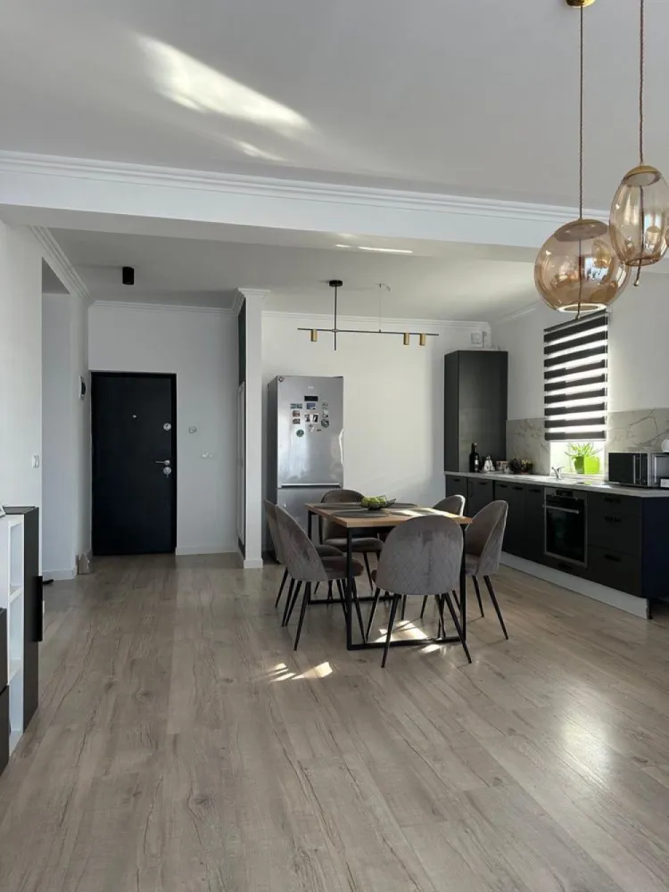 Vând apartament cu trei camere - De vânzare apartament cu 3 camere situat într-un complex rezidențial nou finalizat in 2021. Blocul este situat pe strada Floare de colț și dispune de cinci apartamente. Această proprietate beneficiază de o compartimentare decomandată, ceea ce înseamnă că spațiile de locuit sunt separate și oferă o intimitate crescută. Cu un design modern și luxos, acest apartament se remarcă prin atenția la detalii și utilizarea de materiale premium. Finisajele de calitate conferă un aspect sofisticat și elegant, creând un ambient primitor și plin de rafinament în fiecare colț al apartamentului. Suprafața generoasă a living-ului oferă un mediu prietenos pentru relaxare și socializare. Această proprietate include o terasă prietenoasă și un loc de parcare. Apartamentul este compartimentat astfel: 2 dormitoare, living open space cu bucătăria și o baie generoasă. Pentru mai multe detalii vă aștept în privat.
