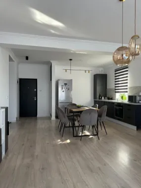Vând apartament cu trei camere