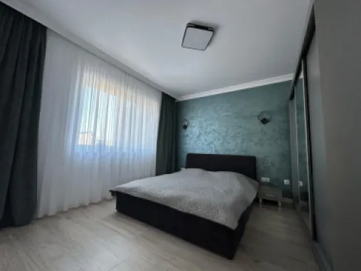 Vând apartament cu trei camere