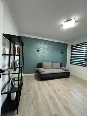 Vând apartament cu trei camere