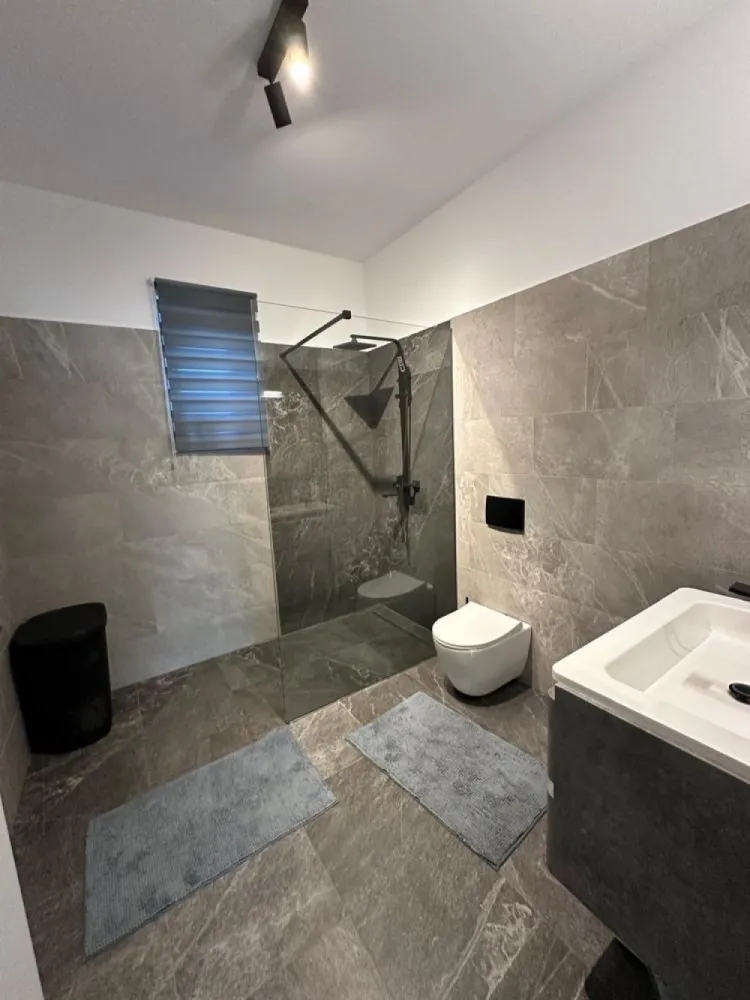 Vând apartament cu trei camere