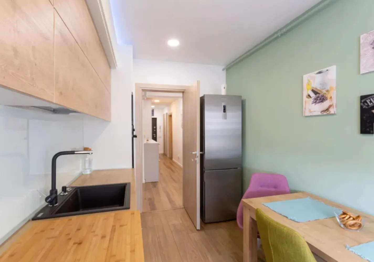 Ap. 3 cam. 87 mp de inchiriat + parcare subterana Mihai Bravu - Agentia Europa inchiriaza un apartament cu 3 camere, complet mobilat și utilat, cu o suprafață generoasă de 87 mp, fiind la prima inchiriere. Apartamentul se afla intr-un bloc nou, la 2 minute distanta de Metrou Mihai Bravu, oferă un living spațios, două dormitoare confortabile, doua bai și o bucătărie modernă complet echipată. Dispune de centrala proprie, masina de spalat, masina de spalat vase, TV, AC si toate celelalte electrocasnice necesare. Aditional, dispune de 2 balcoane, unul fiind inchis si un loc de parcare in subteran.