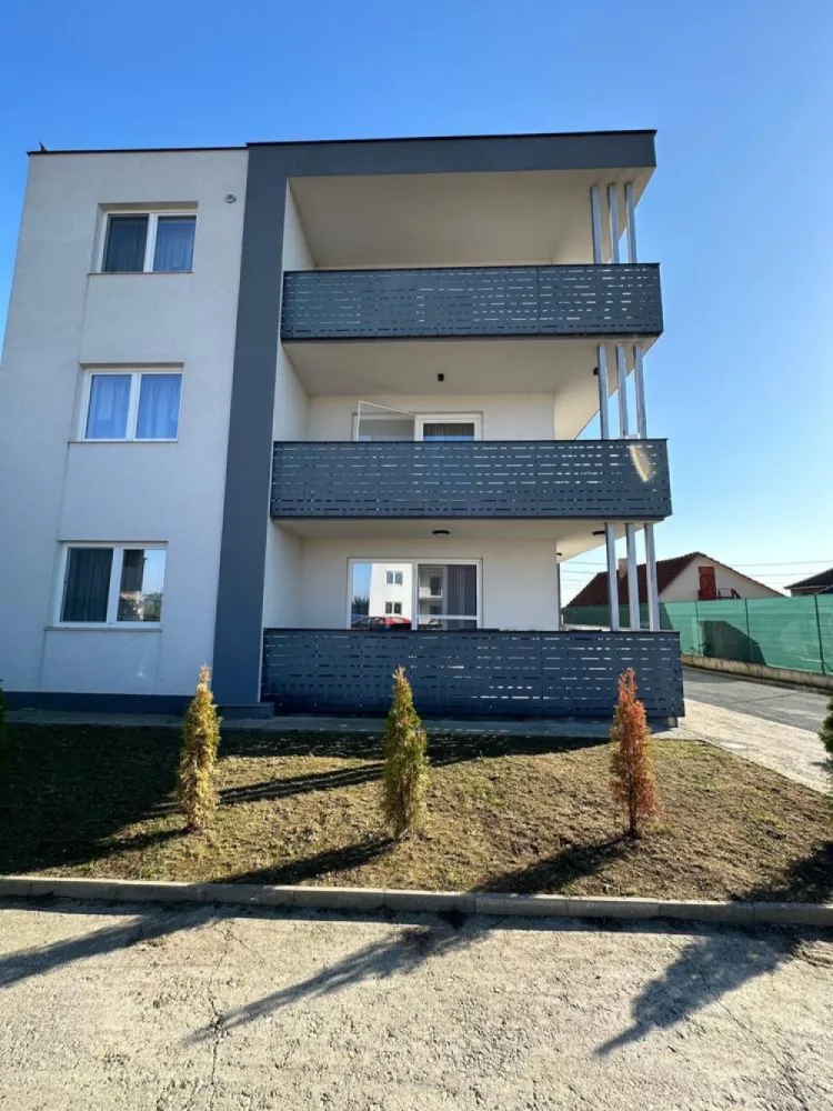 Vând apartament cu trei camere