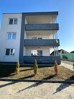 Vând apartament cu trei camere