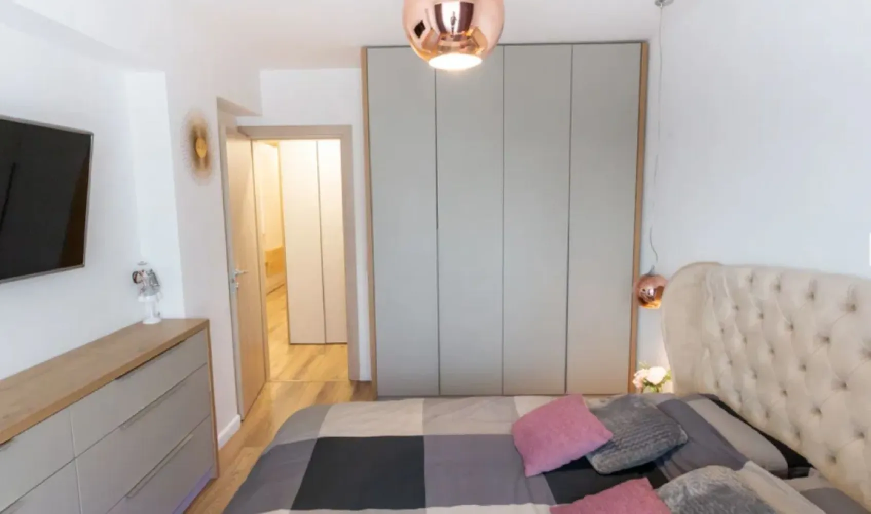 Ap. 3 cam. 87 mp de inchiriat + parcare subterana Mihai Bravu - Agentia Europa inchiriaza un apartament cu 3 camere, complet mobilat și utilat, cu o suprafață generoasă de 87 mp, fiind la prima inchiriere. Apartamentul se afla intr-un bloc nou, la 2 minute distanta de Metrou Mihai Bravu, oferă un living spațios, două dormitoare confortabile, doua bai și o bucătărie modernă complet echipată. Dispune de centrala proprie, masina de spalat, masina de spalat vase, TV, AC si toate celelalte electrocasnice necesare. Aditional, dispune de 2 balcoane, unul fiind inchis si un loc de parcare in subteran.