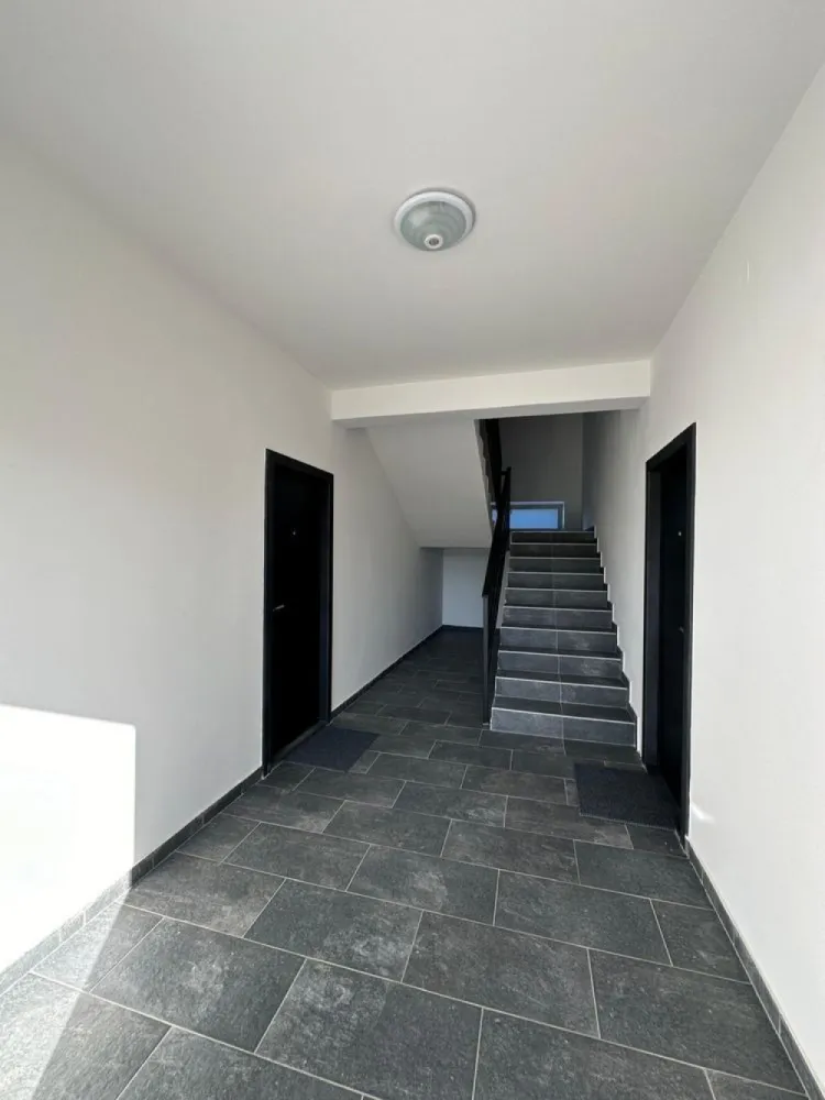 Vând apartament cu trei camere