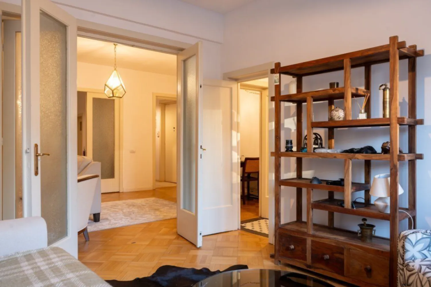 Apartament 3 camere ultracentral - NU COLABORAM CU AGENTII Apartament 3 camere situat pe Calea Dorobanti, intre Perla si ASE, complet mobilat si utilat, centrala proprie, doua bai, 140mp utili, balcon interior, PARTER. Poate fi eliberat complet pentru spatiu de birouri. Pret negociabil. Detalii extra in privat.