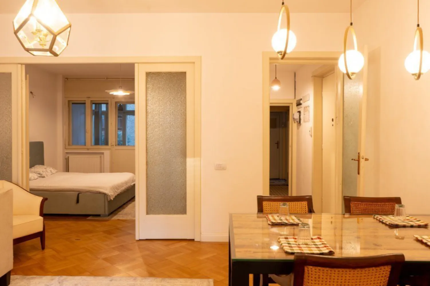 Apartament 3 camere ultracentral - NU COLABORAM CU AGENTII Apartament 3 camere situat pe Calea Dorobanti, intre Perla si ASE, complet mobilat si utilat, centrala proprie, doua bai, 140mp utili, balcon interior, PARTER. Poate fi eliberat complet pentru spatiu de birouri. Pret negociabil. Detalii extra in privat.