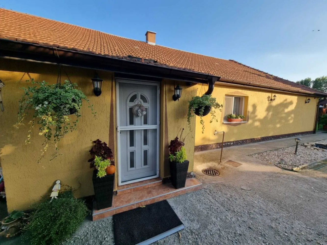 BRASADAS vinde casa in zona Titulescu. - Agenția imobiliara BRASADAS vinde casa zona Titulescu cu curte comuna (se poate desparti cu gard) casa este compusa din doua camere , hol , living mare open space cu bucutarie , cămară , baie, total 100mp , renovat total in 2018 , la cerere pot sa trimit mai multe poze . - toate utilitatile , Curent , Gaz , apa , canal , RDS -Geamuri termopan , exterior - interior izolat , centrala viesmann