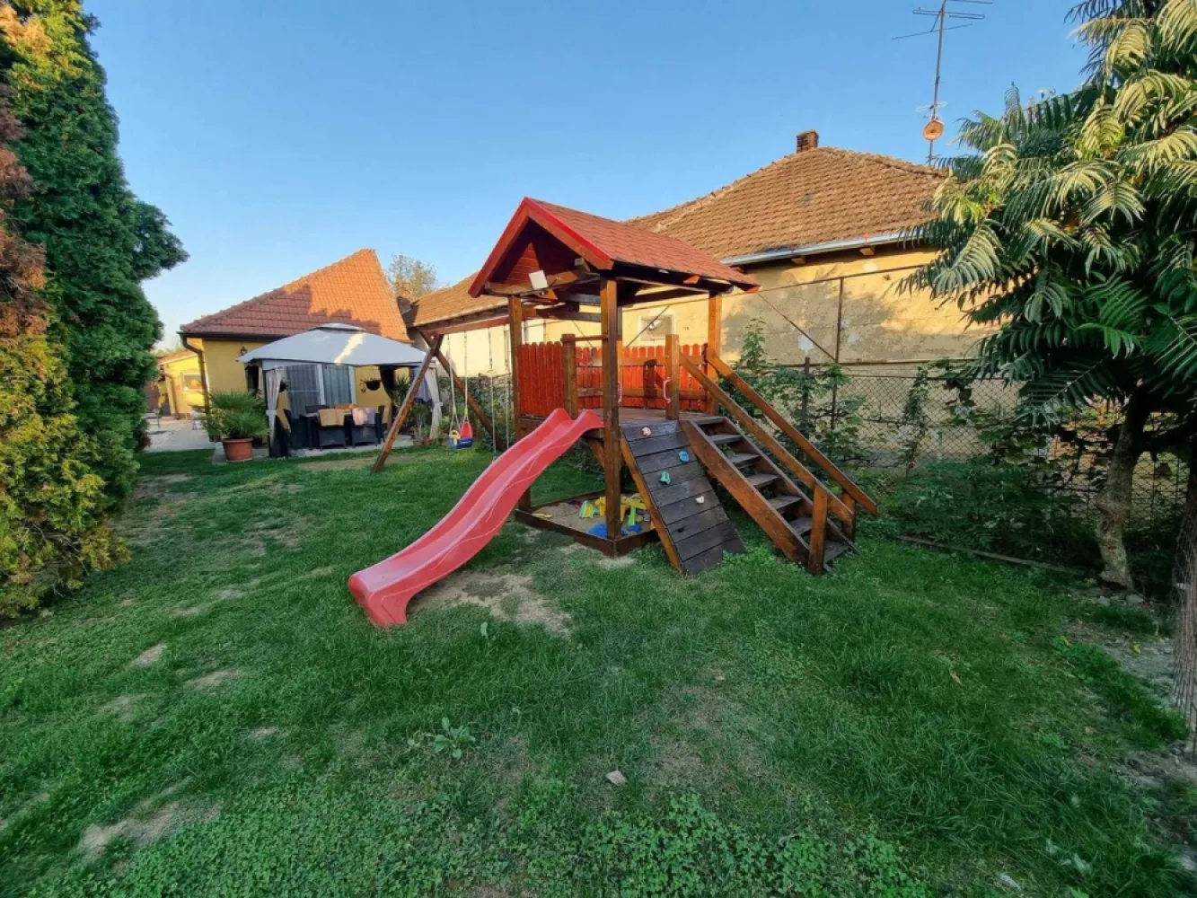 BRASADAS vinde casa in zona Titulescu. - Agenția imobiliara BRASADAS vinde casa zona Titulescu cu curte comuna (se poate desparti cu gard) casa este compusa din doua camere , hol , living mare open space cu bucutarie , cămară , baie, total 100mp , renovat total in 2018 , la cerere pot sa trimit mai multe poze . - toate utilitatile , Curent , Gaz , apa , canal , RDS -Geamuri termopan , exterior - interior izolat , centrala viesmann