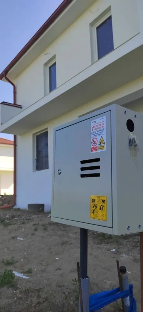 Casă nouă de vânzare - De vânzare casă cu etaj compusă din 3 dormitoare cu ieșire la trei baloane care sunt gresiate și o baie iar la parter este o bucătărie, o baie, o cameră de zi încăpătoare cu ieșire la terasă. Pe exterior casa izolată cu polistiren de 10cm iar pe interior este tencuită mecanizat. Suprafața terenului este de 250mp. Casa este branșată la toate utilitățile (apă, canal, gaz, curent) Casa este situată în localitatea Odoreu!...cu acces de pe str. Principală Se acceptă orice tip de finanțare!!! Preț 62900euro
