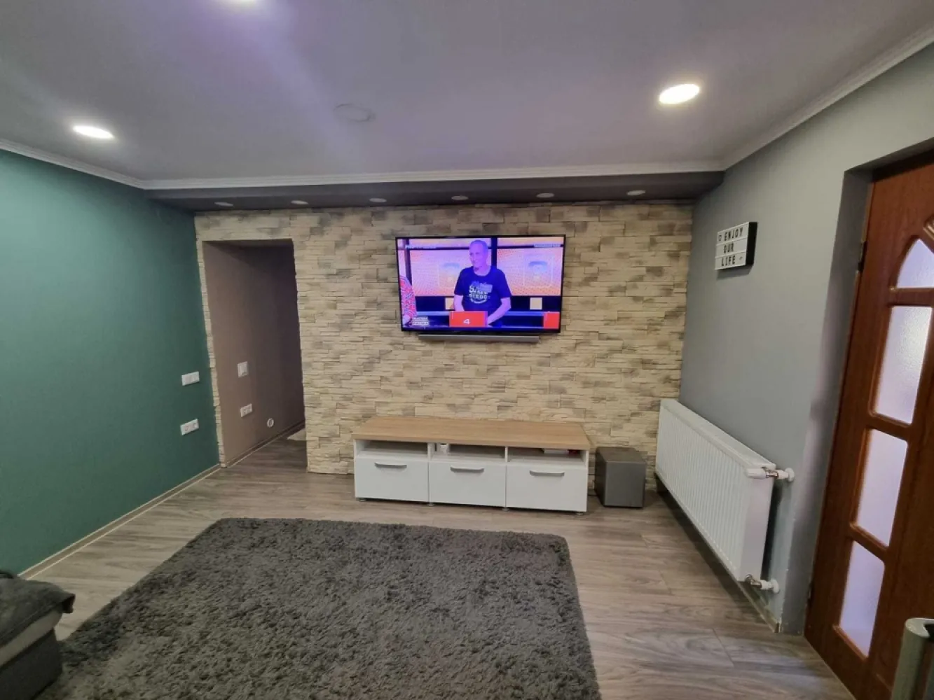 BRASADAS vinde casa in zona Titulescu. - Agenția imobiliara BRASADAS vinde casa zona Titulescu cu curte comuna (se poate desparti cu gard) casa este compusa din doua camere , hol , living mare open space cu bucutarie , cămară , baie, total 100mp , renovat total in 2018 , la cerere pot sa trimit mai multe poze . - toate utilitatile , Curent , Gaz , apa , canal , RDS -Geamuri termopan , exterior - interior izolat , centrala viesmann