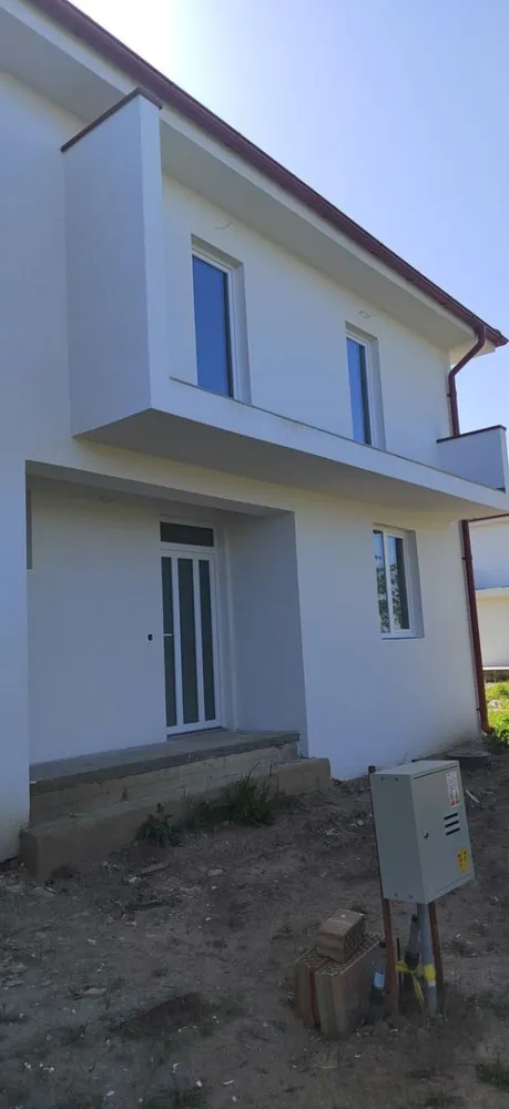 Casă nouă de vânzare - De vânzare casă cu etaj compusă din 3 dormitoare cu ieșire la trei baloane care sunt gresiate și o baie iar la parter este o bucătărie, o baie, o cameră de zi încăpătoare cu ieșire la terasă. Pe exterior casa izolată cu polistiren de 10cm iar pe interior este tencuită mecanizat. Suprafața terenului este de 250mp. Casa este branșată la toate utilitățile (apă, canal, gaz, curent) Casa este situată în localitatea Odoreu!...cu acces de pe str. Principală Se acceptă orice tip de finanțare!!! Preț 62900euro