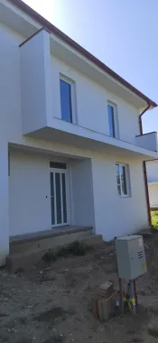 Casă nouă de vânzare