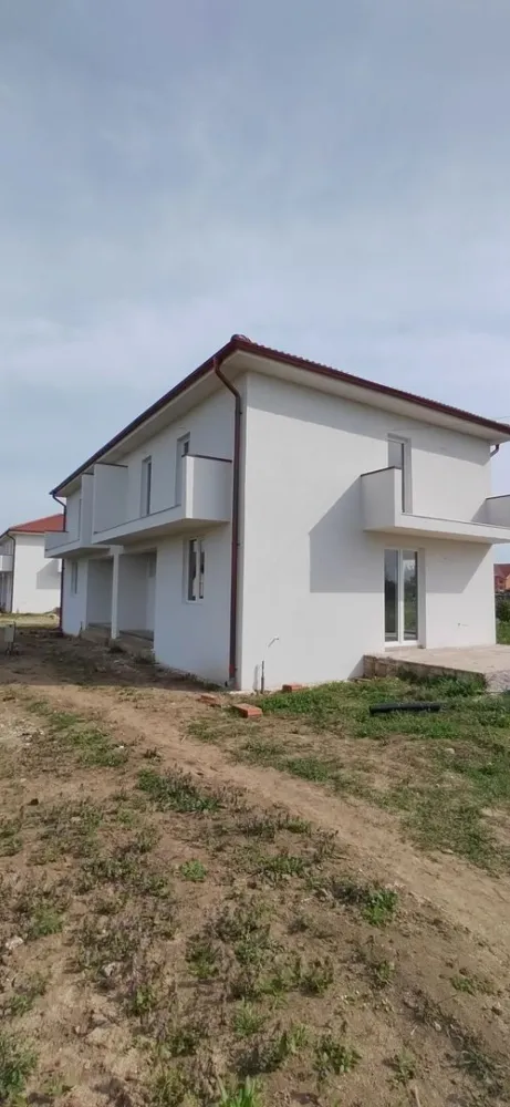 Casă nouă de vânzare