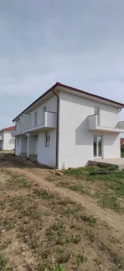 Casă nouă de vânzare