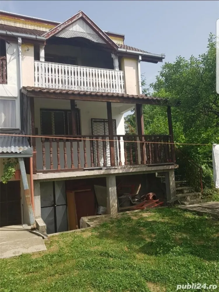 Vand schimb casa, teren Viile Satu Mare cu apartament, casa cu si fara diferenta - Vand schimb casa si teren Viile Satu Mare, teren front 15 m lungime 310, acces 2 parti una la drum asfaltat celalalt la drum pietruit cu perspectiva de asfaltare. Casa P+1 cu beci, terasa si fundatie turnata pentru extindere. Intrarea are livada de pomi acces auto aproximativ 50 metri pana la casa edificata. Suprafata totala 47 ari intravilan. Se vinde la prețul de 57.500 Euro terenul de acces si casa edificata. Suprafata de 47 ari doc parcelare la 80 Euro metru patrat teren, negociabil.