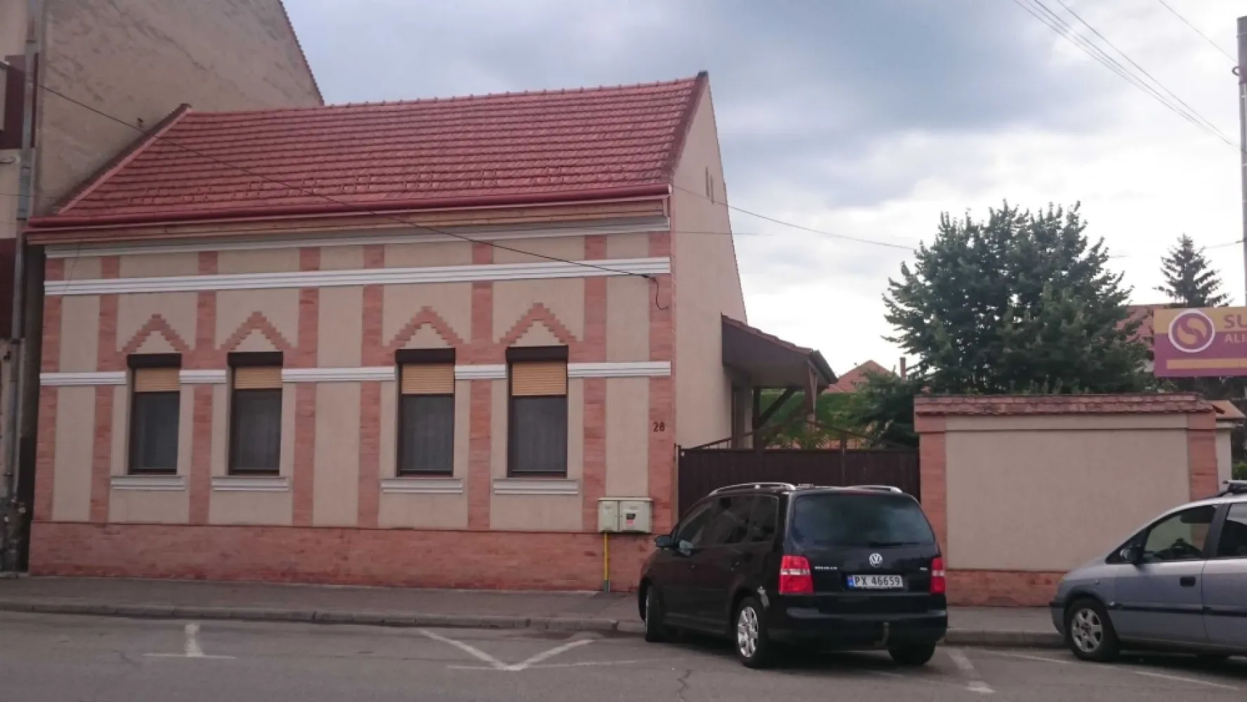 BRASADAS vinde casa in zona CENTRALA. - Agenția imobiliara BRASADAS vinde casa cu curte mare, situata in zona CENTRALA. Casa se vinde fara intermediari si ofera conditii de mansardare si extindere a suprafetei locuibile. Casa a fost renovata complet in anul 2011. Poate fi folosita pentru cabinete medicale, de avocatura, de contabilitate, consultanta, birouri si alte asemenea. Pentru mai multe oferte accesați www.brasadas.com.