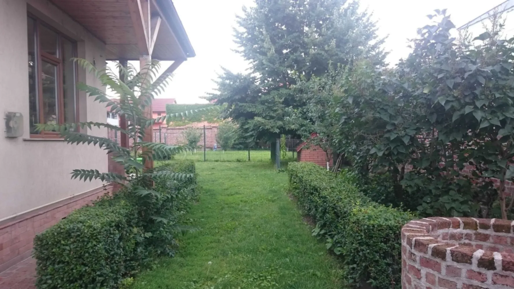 BRASADAS vinde casa in zona CENTRALA. - Agenția imobiliara BRASADAS vinde casa cu curte mare, situata in zona CENTRALA. Casa se vinde fara intermediari si ofera conditii de mansardare si extindere a suprafetei locuibile. Casa a fost renovata complet in anul 2011. Poate fi folosita pentru cabinete medicale, de avocatura, de contabilitate, consultanta, birouri si alte asemenea. Pentru mai multe oferte accesați www.brasadas.com.