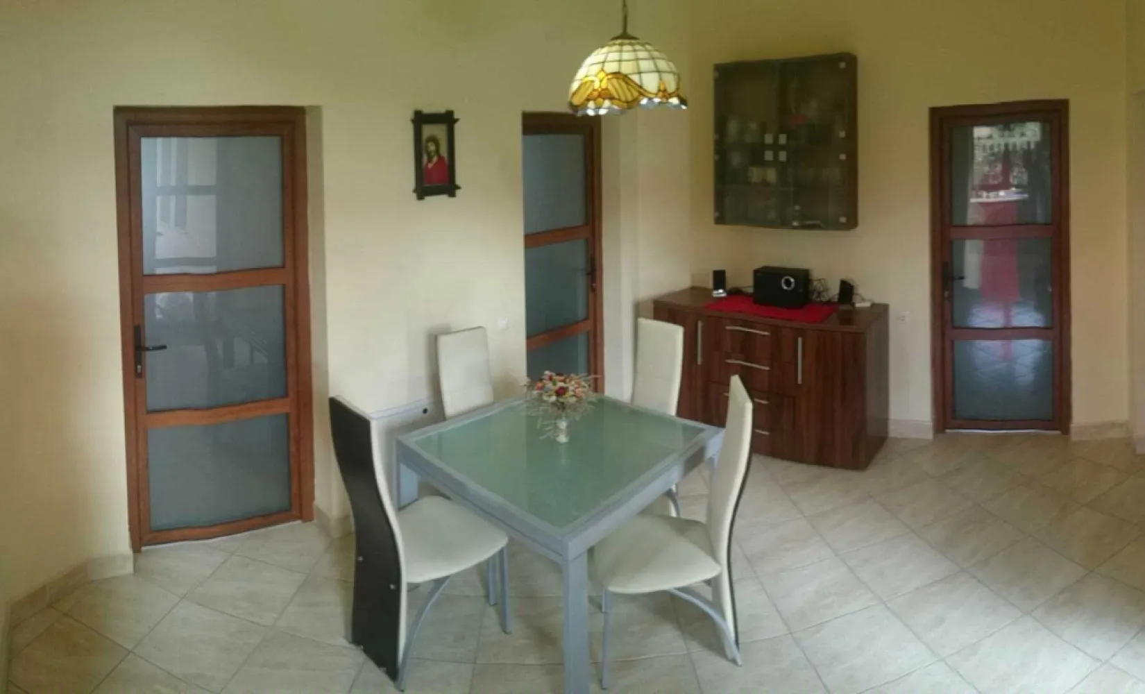 BRASADAS vinde casa in zona CENTRALA. - Agenția imobiliara BRASADAS vinde casa cu curte mare, situata in zona CENTRALA. Casa se vinde fara intermediari si ofera conditii de mansardare si extindere a suprafetei locuibile. Casa a fost renovata complet in anul 2011. Poate fi folosita pentru cabinete medicale, de avocatura, de contabilitate, consultanta, birouri si alte asemenea. Pentru mai multe oferte accesați www.brasadas.com.