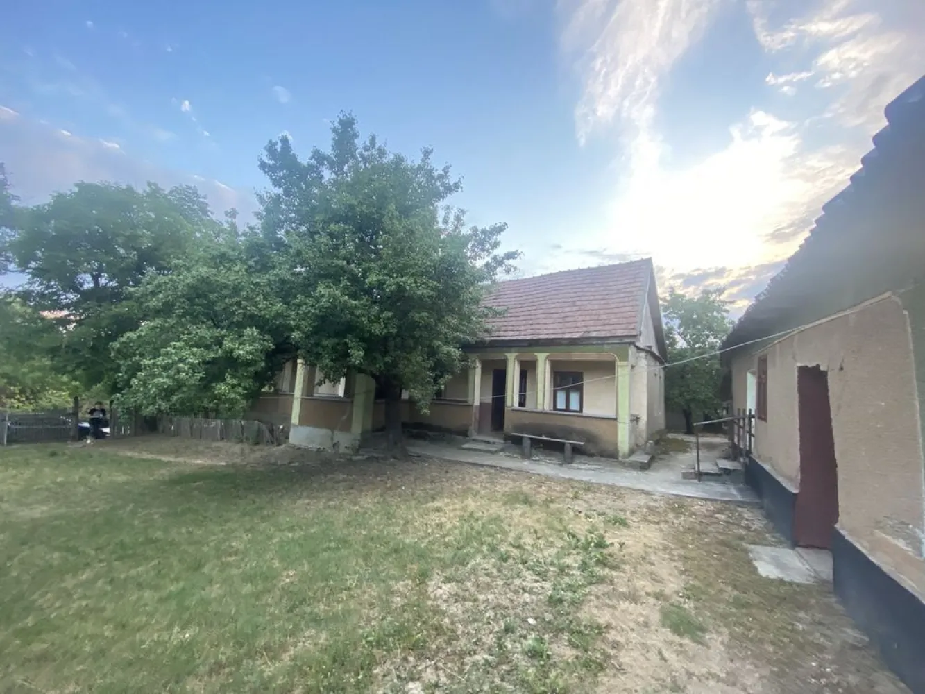 Casa de vanzare, Supuru de Sus - Vând casa in localitatea Supuru de Sus, Jud. Satu Mare, alcătuită din 3 camere spațioase, o Bucătărie + anexe. Curtea are o suprafața de 10 ari, iar grădina de 90 ari. ( 1 hectar de teren intravilan, conform CF-ului aferent proprietații). Pentru mai multe detalii va rugam sa ne contactați la Nr. De telefon 07******72.