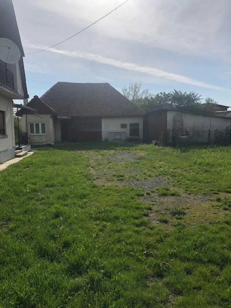 Casa de vanzare in loc. Crucisor - Vând casă 178mp total teren8389mp canalizare gaz apă rețea curen cu anexe șură,bucătărie de vară două garaje ,depozit 147mp balta de pescuit în com Crucisor, loc. Crucisor, Jud Satu Mare tel 07******79 preț 93000 euro, negociabil