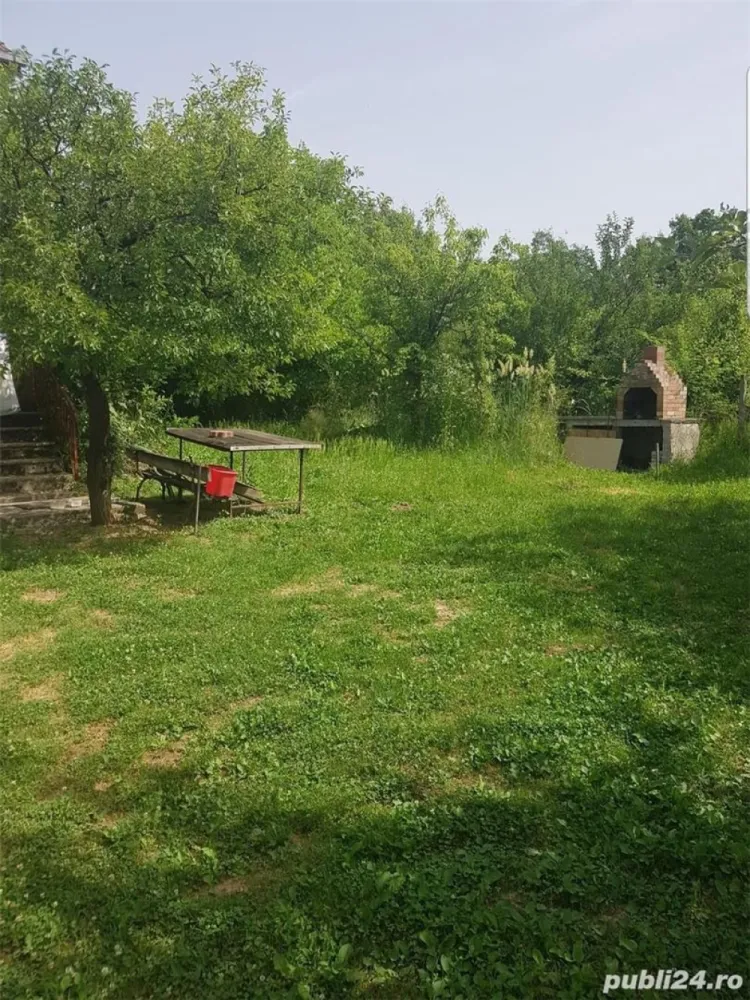 Vand schimb casa, teren Viile Satu Mare cu apartament, casa cu si fara diferenta - Vand schimb casa si teren Viile Satu Mare, teren front 15 m lungime 310, acces 2 parti una la drum asfaltat celalalt la drum pietruit cu perspectiva de asfaltare. Casa P+1 cu beci, terasa si fundatie turnata pentru extindere. Intrarea are livada de pomi acces auto aproximativ 50 metri pana la casa edificata. Suprafata totala 47 ari intravilan. Se vinde la prețul de 57.500 Euro terenul de acces si casa edificata. Suprafata de 47 ari doc parcelare la 80 Euro metru patrat teren, negociabil.