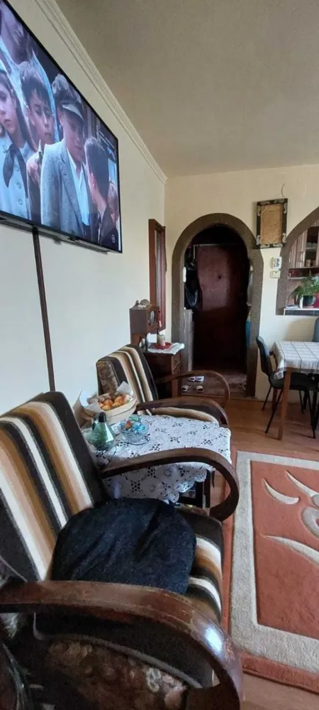 BRASADAS vinde URGENT ap 2 cam etaj 4/4 pe Aleea Prahovei. - Agenția imobiliara BRASADAS vinde URGENT apartament cu 2 camere, pe Aleea Prahovei la etajul 4 din 4 cu suprafata utila de 42 mp. CENTRALA TERMICA PROPRIE, geamuri termopan, loc parcare rezervat. In apropiere Piata Somes, Lidl, Spit. Jud., Shopping City. Pentru mai multe oferte accesați www.brasadas.com.