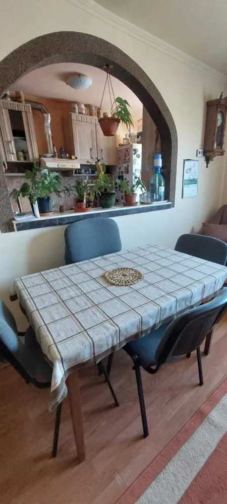 BRASADAS vinde URGENT ap 2 cam etaj 4/4 pe Aleea Prahovei. - Agenția imobiliara BRASADAS vinde URGENT apartament cu 2 camere, pe Aleea Prahovei la etajul 4 din 4 cu suprafata utila de 42 mp. CENTRALA TERMICA PROPRIE, geamuri termopan, loc parcare rezervat. In apropiere Piata Somes, Lidl, Spit. Jud., Shopping City. Pentru mai multe oferte accesați www.brasadas.com.