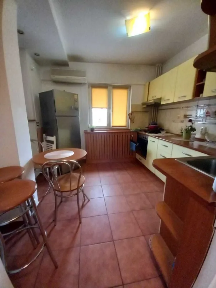 Apartament 2 camere sector 3 Mihai Bravu - Proprietar, inchiriez apartament 2 camere, decomandat, situat in Bucuresti-Sos. Mihai Bravu in rond la Baba Novac, in spatele Pietei Alba Iulia, la cateva min. de b- dul Decebal, utilat complet, semidecomandat, mobilat, bucatarie open, aer conditionat, canapea extensibila, usa metalica, vedere spate, fara zgomot si trafic, scara curata, lift nou cu camera de vedere, bloc intretinut si linistit, sector 3, la 3 min Spitalul Victor Babeș, 5 min. de metrou Dristor sau metrou P-ta Muncii, 10 min Mall Vitan, Parc IOR sau P-ta Alba Iulia, 5 min. Mega Image carrefour. Tranvai, troleu si autobuz la 1 min. Mai multe informatii in privat sau la telefon . Rog seriozitate! NU PLATESTE COMISION LA AGENTII
