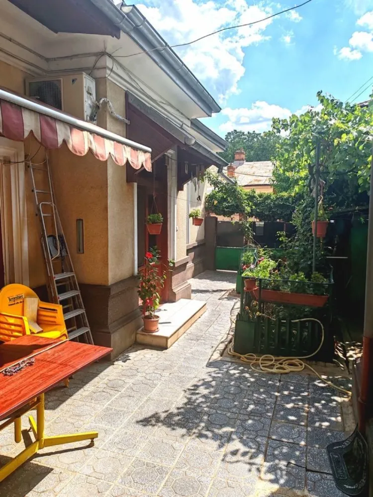 Toamnei, Bucuresti sector 2 - Particular ofer spre vanzare o casa individuala, singur in curte si fara risc seismic, situata la intersectia strazii Mihai Eminescu cu strada Toamnei, intr-o zona extrem de atractiva si in acelasi timp linistita si aerisita cu acces rapid si facil la Soseaua Stefan cel Mare, precum si la Calea MOSILOR. Casa este Sb+P+1+M si este formata din: 5 camere, 2 bai, o bucatarie, pivnita, camara si pod pe toata suprafata casei ce poate fi mansardat. Imobilul dispune, de asemenea, de curte si propriul garaj. Casa este construita in 1935 din caramida, de a lungul timpului a fost refacuta tencuiala cu glet, instalatiile sanitare, a fost montata centrala proprie pe gaz, curte reamenajata si cu garaj inchis. Casa are doua intrari separate si poate fi impartita in 2 parti daca se doreste o inchiriere a imobilului. Suprafata din acte a imobilului este de 206 mp, din care suprafata construita la sol de 115mp, iar curte are suprafata de 91 mp. Suprafata total construita desfasurata este de 164 mp. Pozitionarea favorabila este sustinuta de accesul facil spre punctele de interes ale zonei: metrou Bucur Obor, la 10 minute, multiple statii STB, Parcul Ioanid, Piata Obor, Piata Romana la 10-15 minute de mers pe jos. Va astept sa descoperiti si alte avantaje ale acestei minunate proprietati situata in inima capitalei. Pentru mai multe detalii, nu ezitati sa ma contactati telefonic la nr: 0773959866