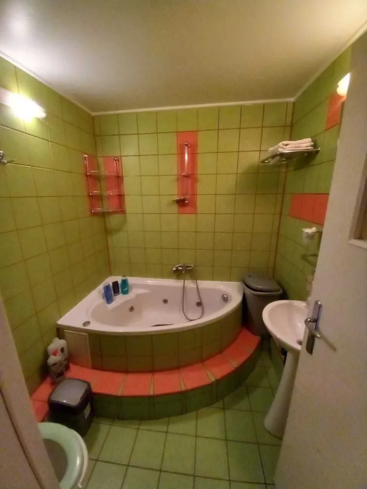Apartament 2 camere sector 3 Mihai Bravu - Proprietar, inchiriez apartament 2 camere, decomandat, situat in Bucuresti-Sos. Mihai Bravu in rond la Baba Novac, in spatele Pietei Alba Iulia, la cateva min. de b- dul Decebal, utilat complet, semidecomandat, mobilat, bucatarie open, aer conditionat, canapea extensibila, usa metalica, vedere spate, fara zgomot si trafic, scara curata, lift nou cu camera de vedere, bloc intretinut si linistit, sector 3, la 3 min Spitalul Victor Babeș, 5 min. de metrou Dristor sau metrou P-ta Muncii, 10 min Mall Vitan, Parc IOR sau P-ta Alba Iulia, 5 min. Mega Image carrefour. Tranvai, troleu si autobuz la 1 min. Mai multe informatii in privat sau la telefon . Rog seriozitate! NU PLATESTE COMISION LA AGENTII