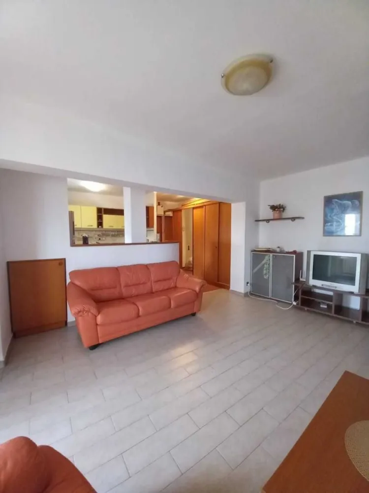 Apartament 2 camere sector 3 Mihai Bravu - Proprietar, inchiriez apartament 2 camere, decomandat, situat in Bucuresti-Sos. Mihai Bravu in rond la Baba Novac, in spatele Pietei Alba Iulia, la cateva min. de b- dul Decebal, utilat complet, semidecomandat, mobilat, bucatarie open, aer conditionat, canapea extensibila, usa metalica, vedere spate, fara zgomot si trafic, scara curata, lift nou cu camera de vedere, bloc intretinut si linistit, sector 3, la 3 min Spitalul Victor Babeș, 5 min. de metrou Dristor sau metrou P-ta Muncii, 10 min Mall Vitan, Parc IOR sau P-ta Alba Iulia, 5 min. Mega Image carrefour. Tranvai, troleu si autobuz la 1 min. Mai multe informatii in privat sau la telefon . Rog seriozitate! NU PLATESTE COMISION LA AGENTII