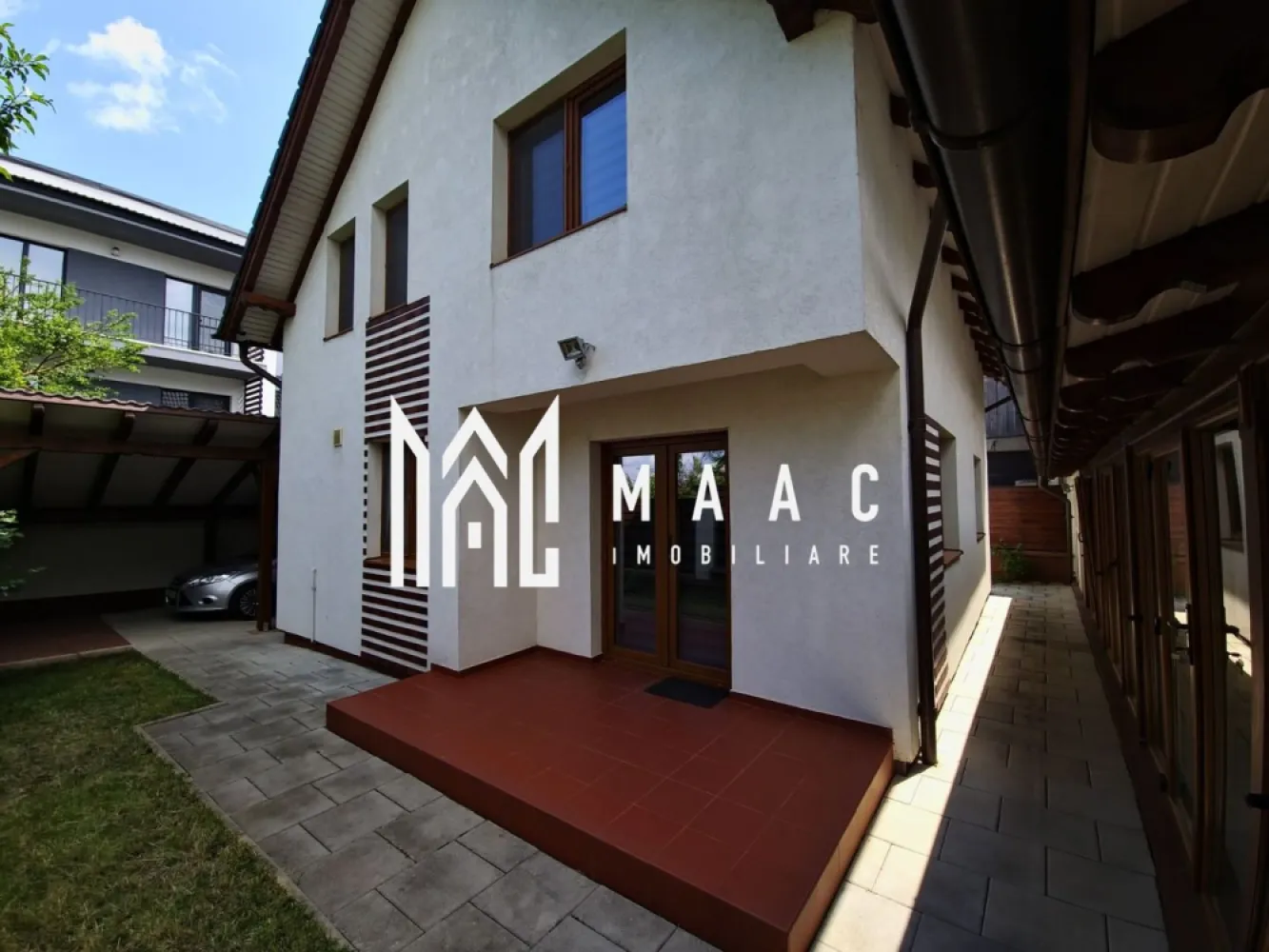 Casă individuală | 140 mp utili | Curte privată | Selimbăr - Maac Imobiliare vă propune spre vânzare o casă individuală modernă, care îmbină perfect confortul cu intimitatea, fiind situată la intrarea în Șelimbăr, retrasă de la agitația străzii principale printr-un drum privat de acces. Caracteristici principale: Suprafață utilă: 140 mp, regim de înălțime P+M Suprafață teren: 250 mp An construcție: 2015, renovată complet în 2023 Compartimentare practică și luminoasă Compartimentare: Parter: hol de intrare, living generos și luminos, zonă de dining, bucătărie complet mobilată și utilată, baie cu geam de aerisire naturală și cadă, cameră tehnică și cămară. Mansardă: hol de distribuție, 3 dormitoare decomandate, baie spațioasă cu cadă, duș și geam. Dotări și finisaje: Centrală termică proprie Încălzire în pardoseală la parter, calorifere la etaj Mobilier modern și electrocasnice de calitate Izolație exterioară cu polistiren de 10 cm Exterior: Curte privată amenajată cu gazon și pavaj Carport pentru mașină + locuri de parcare suplimentare Bucătărie de vară și zonă de dining, ideale pentru mese în aer liber Grădină cu pomi fructiferi și arbuști ornamentali Avantaje: Casă individuală pe stradă privată, perfectă pentru siguranța copiilor Zonă liniștită, dar cu acces facil către Shopping City Sibiu, școli, transport și alte puncte de interes Proprietate complet mobilată și utilată – tot ce trebuie să faceți este să vă mutați! Pentru mai multe informatii specificati ca ati vazut anuntul cu ID: CP2739477 }}