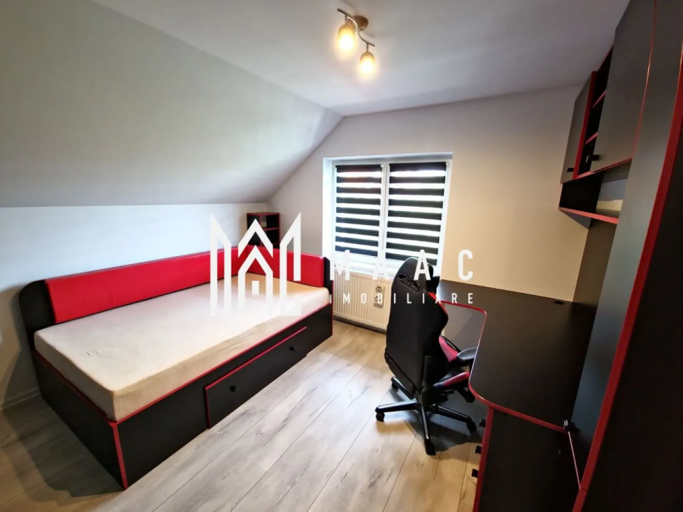 Casă individuală | 140 mp utili | Curte privată | Selimbăr - Maac Imobiliare vă propune spre vânzare o casă individuală modernă, care îmbină perfect confortul cu intimitatea, fiind situată la intrarea în Șelimbăr, retrasă de la agitația străzii principale printr-un drum privat de acces. Caracteristici principale: Suprafață utilă: 140 mp, regim de înălțime P+M Suprafață teren: 250 mp An construcție: 2015, renovată complet în 2023 Compartimentare practică și luminoasă Compartimentare: Parter: hol de intrare, living generos și luminos, zonă de dining, bucătărie complet mobilată și utilată, baie cu geam de aerisire naturală și cadă, cameră tehnică și cămară. Mansardă: hol de distribuție, 3 dormitoare decomandate, baie spațioasă cu cadă, duș și geam. Dotări și finisaje: Centrală termică proprie Încălzire în pardoseală la parter, calorifere la etaj Mobilier modern și electrocasnice de calitate Izolație exterioară cu polistiren de 10 cm Exterior: Curte privată amenajată cu gazon și pavaj Carport pentru mașină + locuri de parcare suplimentare Bucătărie de vară și zonă de dining, ideale pentru mese în aer liber Grădină cu pomi fructiferi și arbuști ornamentali Avantaje: Casă individuală pe stradă privată, perfectă pentru siguranța copiilor Zonă liniștită, dar cu acces facil către Shopping City Sibiu, școli, transport și alte puncte de interes Proprietate complet mobilată și utilată – tot ce trebuie să faceți este să vă mutați! Pentru mai multe informatii specificati ca ati vazut anuntul cu ID: CP2739477 }}