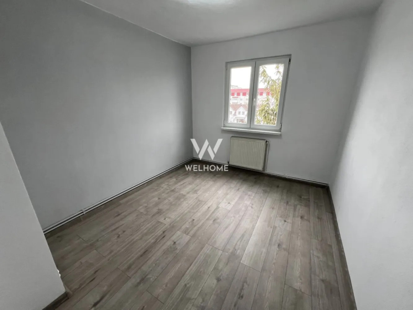 Apartament 2 camere, renovat + pivniță – Mihai Viteazul, - Vând apartament cu 2 camere semidecomandate, situat la etajul 4/4, cu o suprafață utilă de aproximativ 41 mp. Compartimentare: 2 camere, bucătărie, baie, 2 holuri, debara, balcon + pivniță. Apartamentul este renovat și dispune de centrală termică proprie, geamuri termopan PVC, izolație exterioară, ușă metalică, cablu TV și internet prin fibră optică. Zonă foarte bună, aproape de magazine, grădiniță și mijloace de transport. Se vinde liber de sarcini, disponibil imediat. Se acceptă credit. Preț: 75.500 € (ușor negociabil) Detalii: 0743030351 - Laura