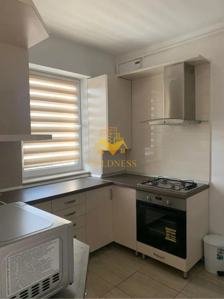 2 camere semidecomandate, balcon, parcare, Intre Lacuri, Iulius Mall - GOLDNESS Imobiliare vă propune spre închiriere un apartament cu 2 camere complet mobilat și utilat, la etajul 2 într-un imobil de 3 etaje, în Cartierul Intre Lacuri.
Dispune de loc de parcare subteran contra cost 60 euro!
Se află în apropierea stațiilor de transport în comun, magazine, restaurante, spații verzi, farmacii, etc. 

Apartamentul este compartimentat astfel:
 - dormitor cu pat matrimonial, dressing, noptiere
 - living cu bucatarie open space complet utilată și mobilată, canapea extensibilă, loc de servit masa 
 - baie cu cada, calorifer port prosop și dulap pentru depozitare.
 - balcon de 3 mp.

Imobilul este dotat cu toate cele necesare- centrală proprie, frigider, aragaz, hotă, mașină de spălat haine, etc. 

Dacă sunteți interesați de acest apartament și doriți să îl vizionați, dar și pentru alte oferte nu ezitați să ne contactați telefonic sau prin e-mail. Vă stăm la dispoziție!
Pentru intermediere se percepe un comision de 50% din prețul chiriei!