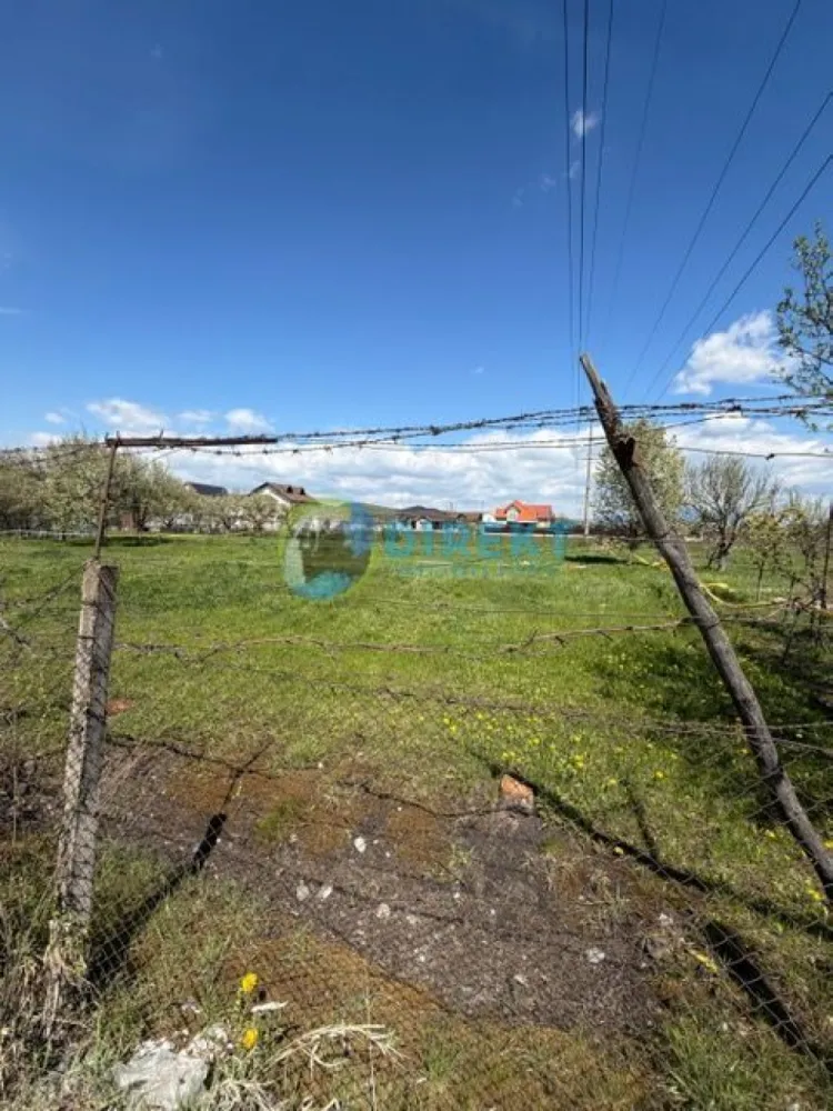 Teren intravilan , zona Unirea - Agentia Direkt Imobiliare propune spre vanzare teren intravilan . Localizare : zona Unirea Suprafata ; 1100 mp Deschidere la drumul de acces : 25.67 ml Utilitati ; curent electric , gaz, canalizare Avantaje : Acces rapid din DN , drum de acces 9 m . Vecinatati : case de locuit , zona Rezidentiala Forma : Dreptunghiulara fara inclinatie , ingradit cu gard de sarma . Acte : Certificat de urbanism disponibil , intabulat .